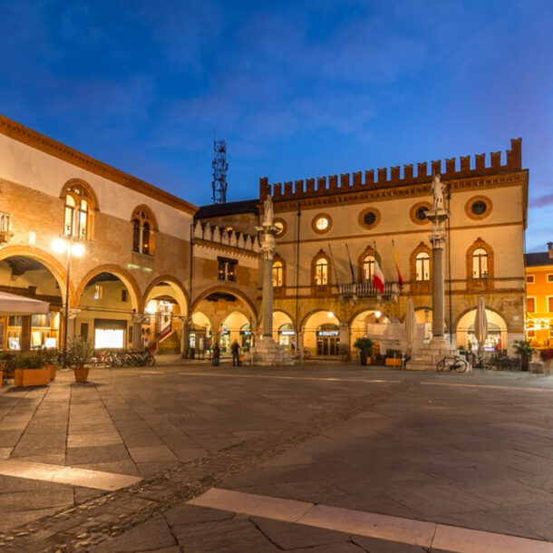 piazza del popolo a ravenna di sera