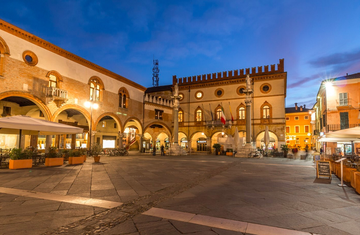 piazza del popolo a ravenna di sera